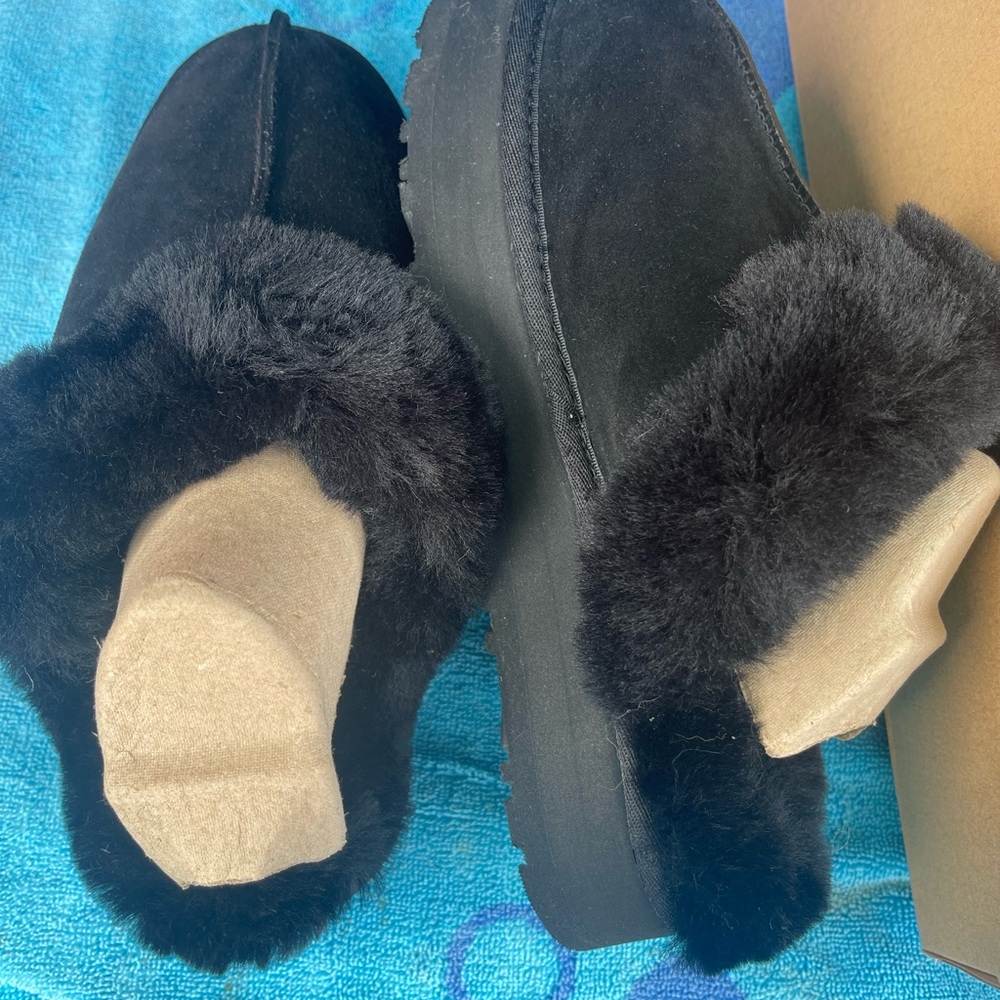 UGG PLATFORM SLIPPERS…BLACK. Size 8